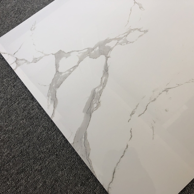 ホテル・ヴィラ リビングルームの白い背景壁のための60x60のマーブルタイルキャロルソール